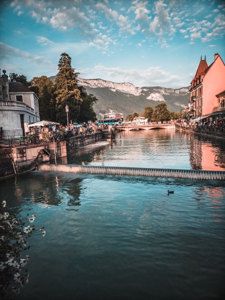 Canal, façades et bout de montagne en fin de journée — Annecy, bassin alpin